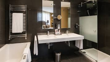 Classic Suite | Bathroom | Shower, free toiletries, hair dryer, towels