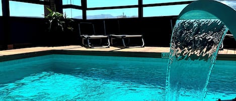 Una piscina al aire libre de temporada (de 11:00 a 20:00), sombrillas
