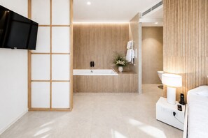 Deluxe-suite (Junior) | Badeværelse | Bruser, gratis toiletartikler, hårtørrer, håndklæder