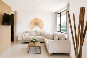 Suite Deluxe (Junior) | Ropa de cama hipoalergénica, caja fuerte, escritorio y cortinas opacas