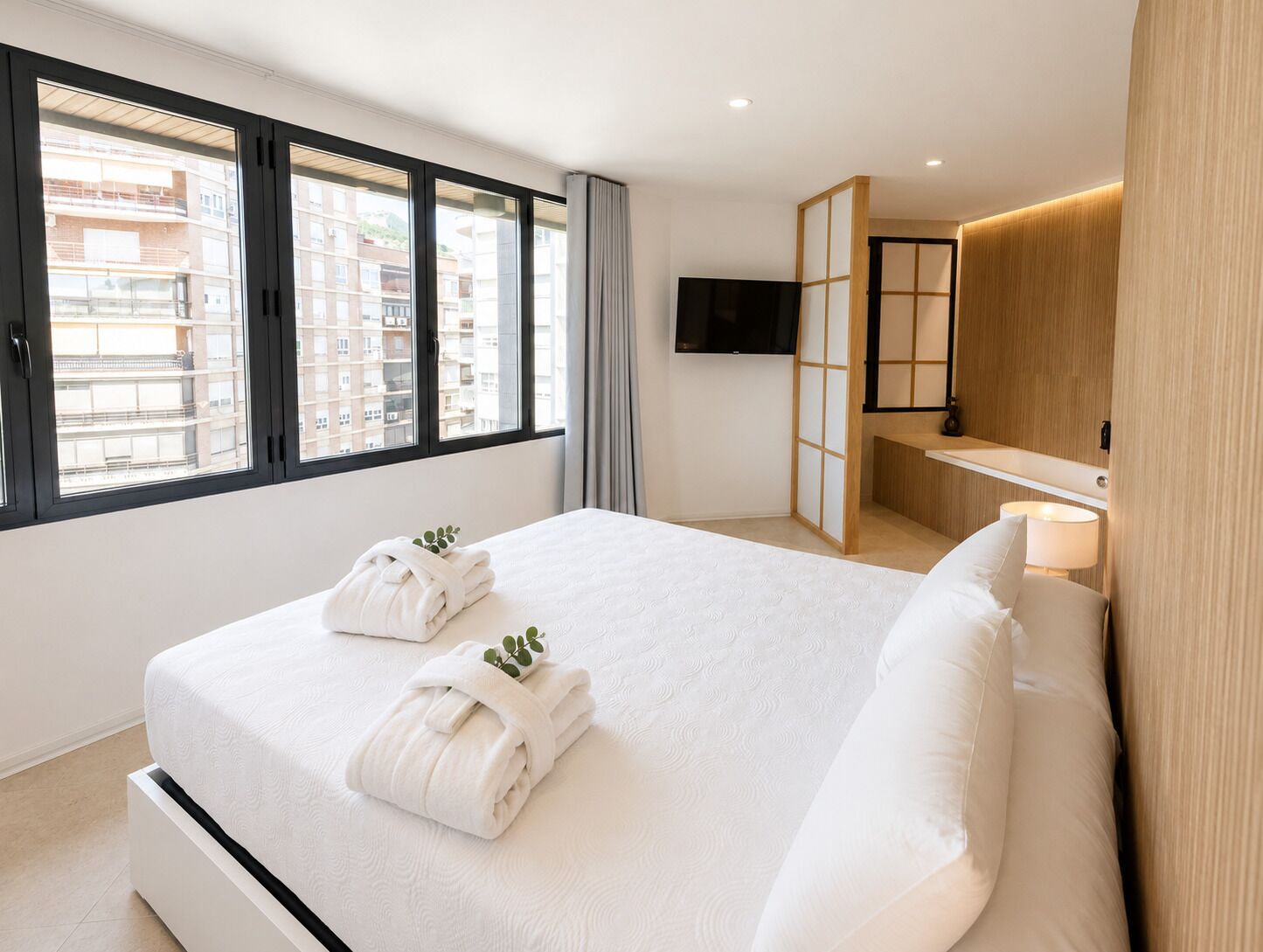 Suite Deluxe (Junior) | Ropa de cama hipoalergénica, caja fuerte, escritorio y cortinas opacas