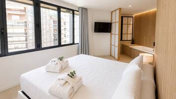 Suite Deluxe (Junior) | Ropa de cama hipoalergénica, caja fuerte, escritorio y cortinas opacas