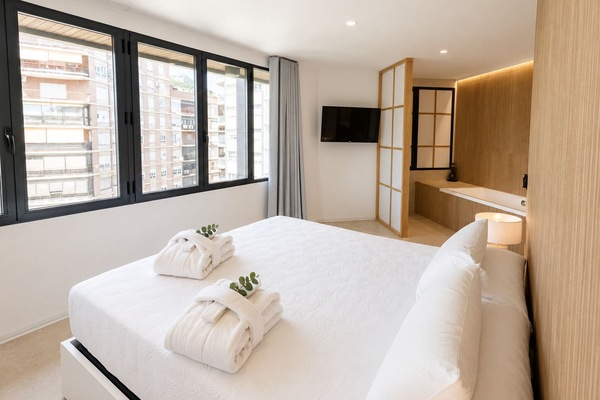 Suite – deluxe (Junior) | Allergitestet sengetøy, safe på rommet, skrivebord og blendingsgardiner