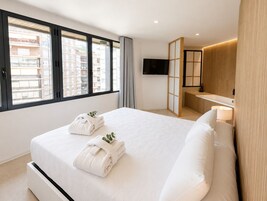 Suite Deluxe (Junior) | Ropa de cama hipoalergénica, caja fuerte, escritorio y cortinas opacas
