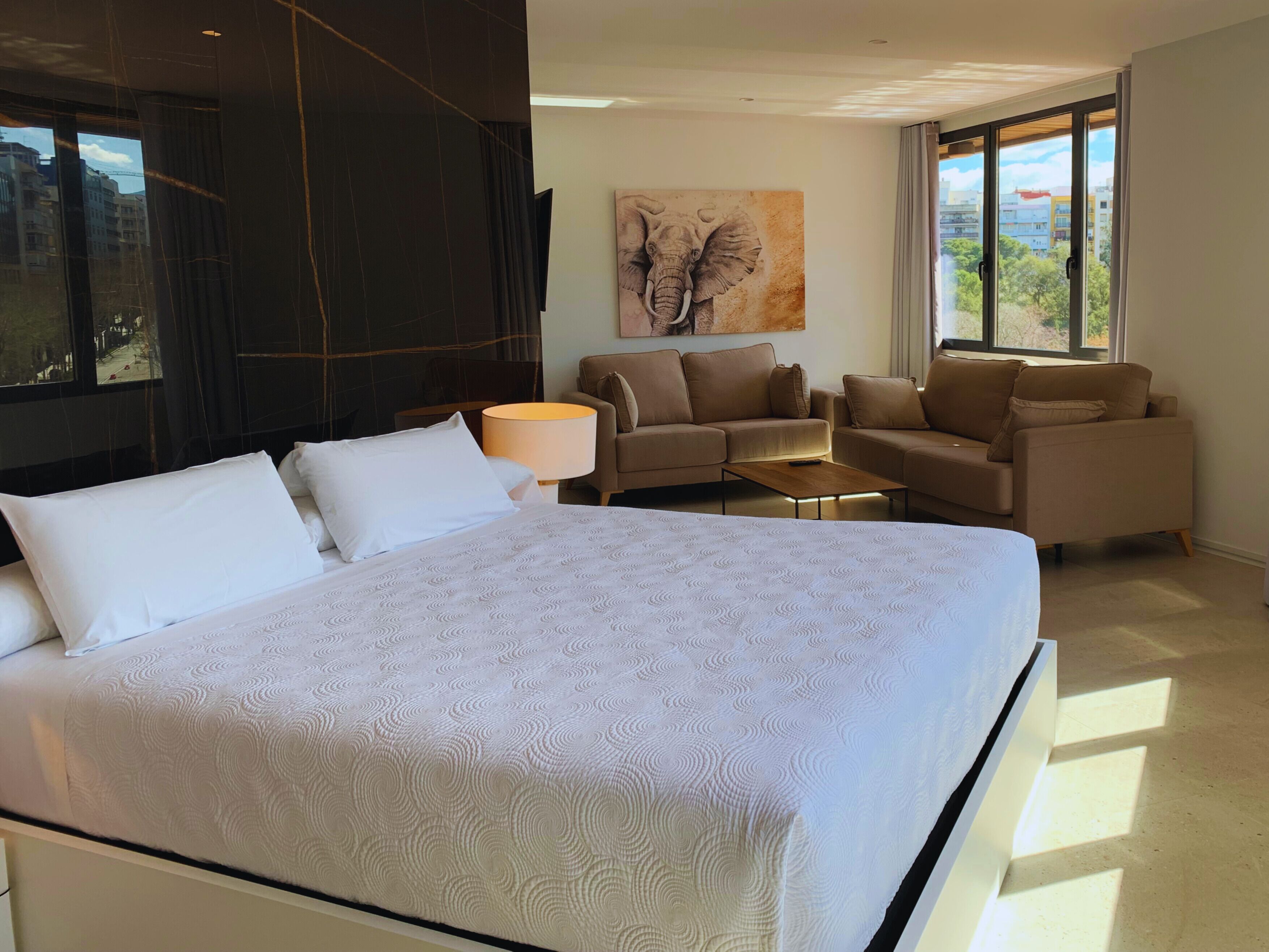 Sviitti | Tallelokero huoneessa, työpöytä, pimennysverhot, äänieristys