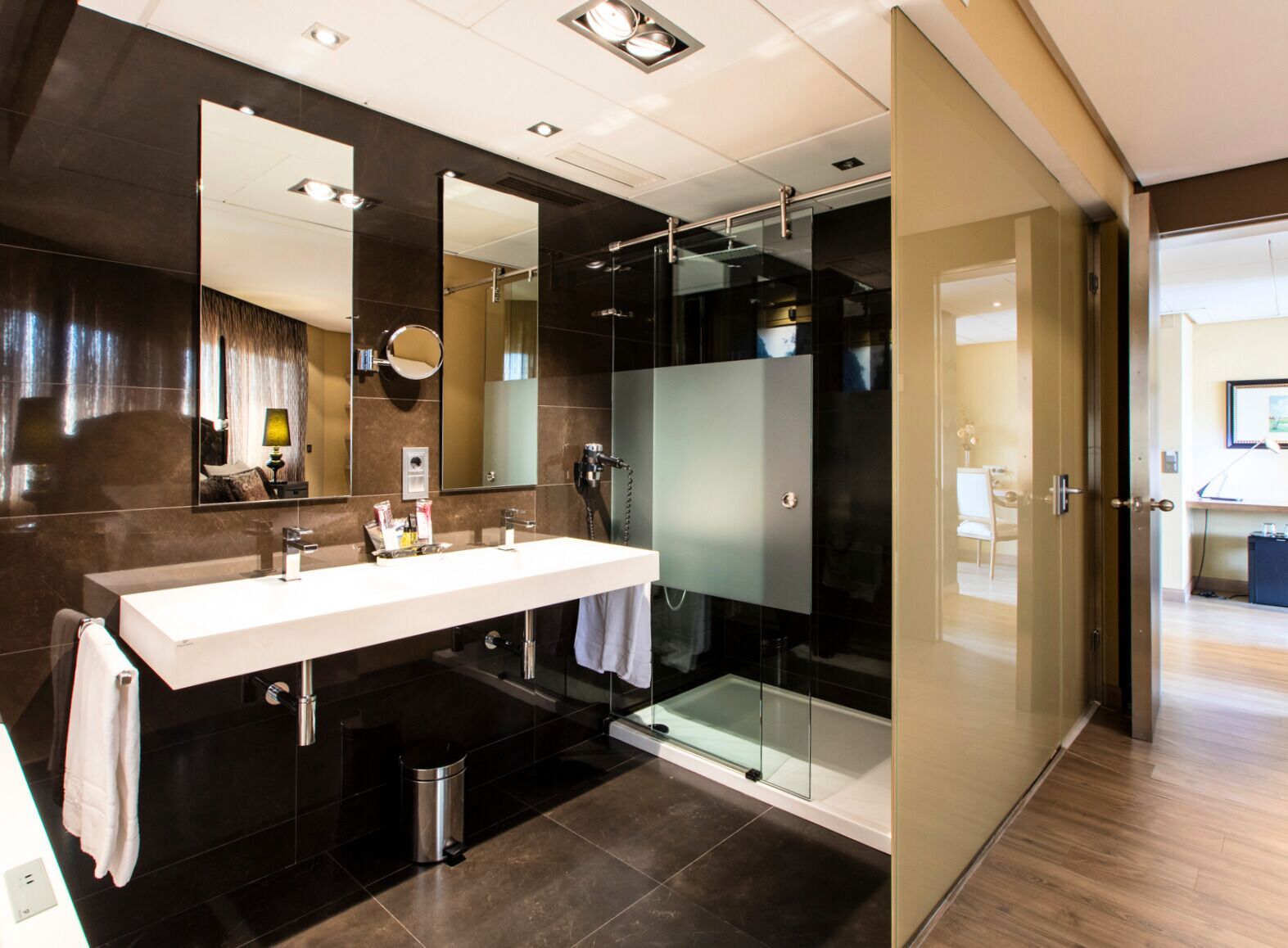 suite | bathroom | shower, free toiletries, hair dryer, towels