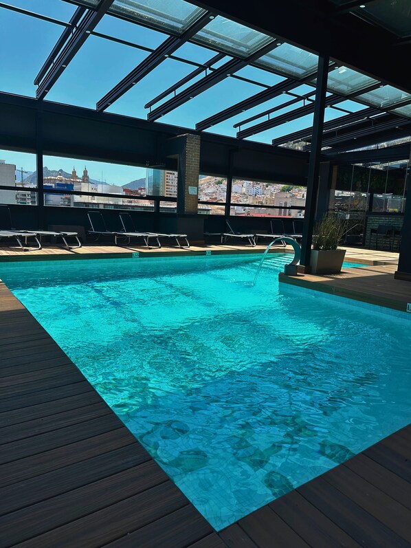 Piscine extérieure (ouverte en saison), parasols de plage