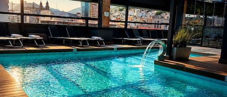 Piscine couverte, parasols de plage, chaises longues