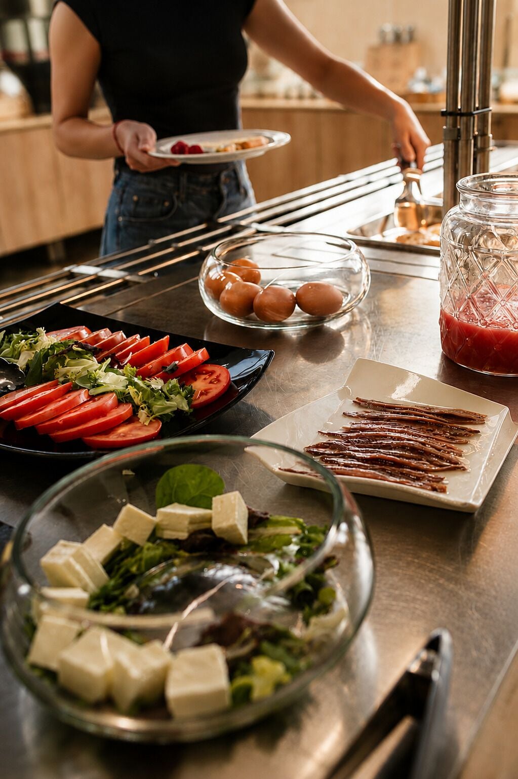 Ein reichhaltiges Buffet mit verschiedenen Speisen, darunter Tomaten, Eier und ein Salat.