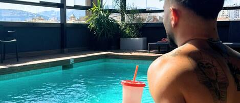 Bar junto a la piscina