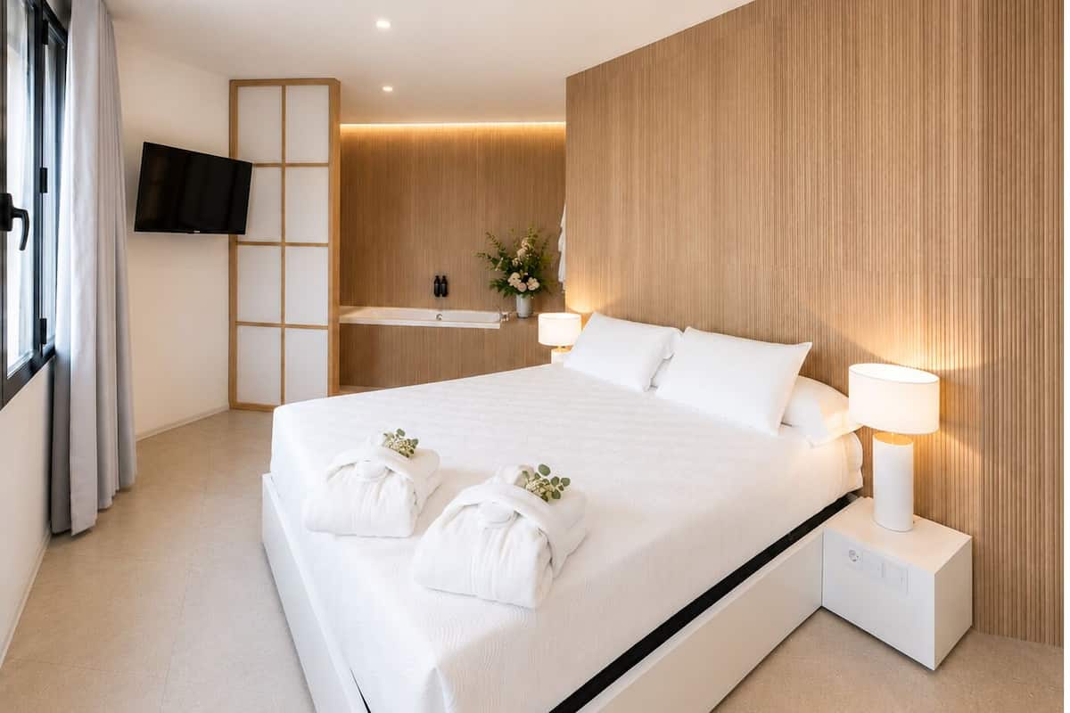 Ropa de cama hipoalergénica y caja de seguridad en la habitación 