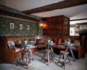 Breakfast, lunch and dinner served - Artist Residence Oxfordshire (Witney)
