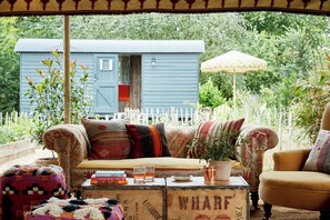 Exterior - Artist Residence Oxfordshire (Witney)