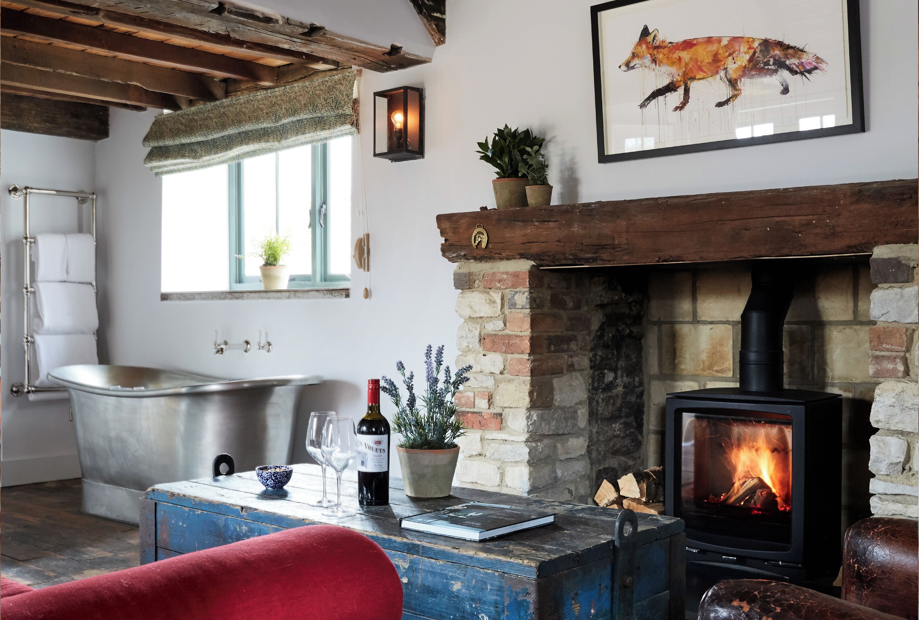 Minibar, decoración personalizada, muebles diferentes y insonorización 