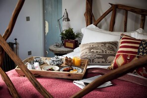 Luxury Suite, Terrace | Minibar, individually decorated, individually furnished, soundproofing - Artist Residence Oxfordshire (Witney)