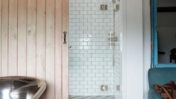 Suite | Baño | Amenidades de baño ecológicas, secadora de cabello, pantuflas, toallas
