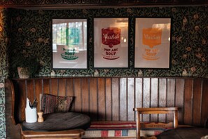 Serveert ontbijt, lunch, diner, Britse gerechten 