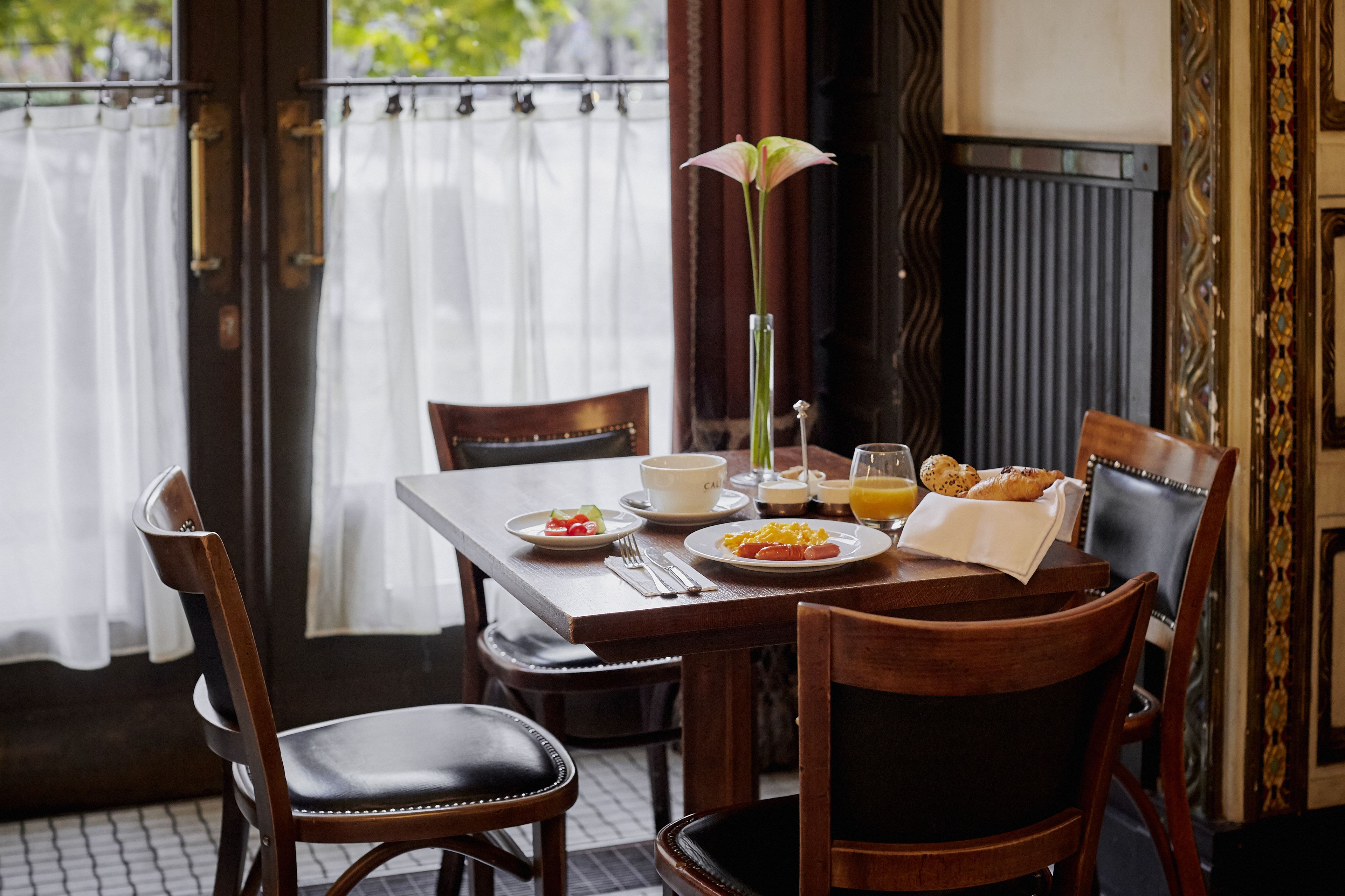 lunch, dinner, brunch served; international cuisine