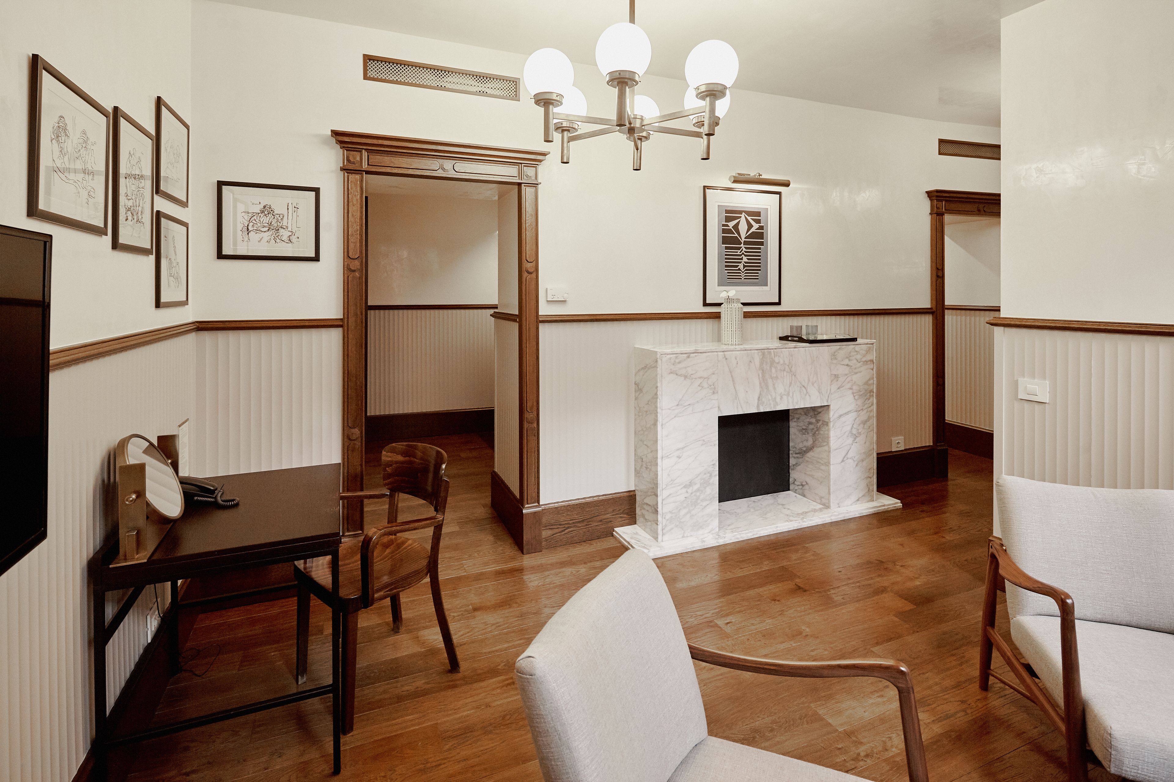 suite | minibar, in-room safe, desk, soundproofing