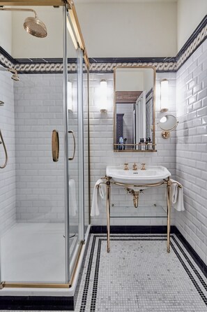Deluxe Double Room, Balcony | Bathroom | Shower, free toiletries, hair dryer, slippers - Callas House (Budapest)