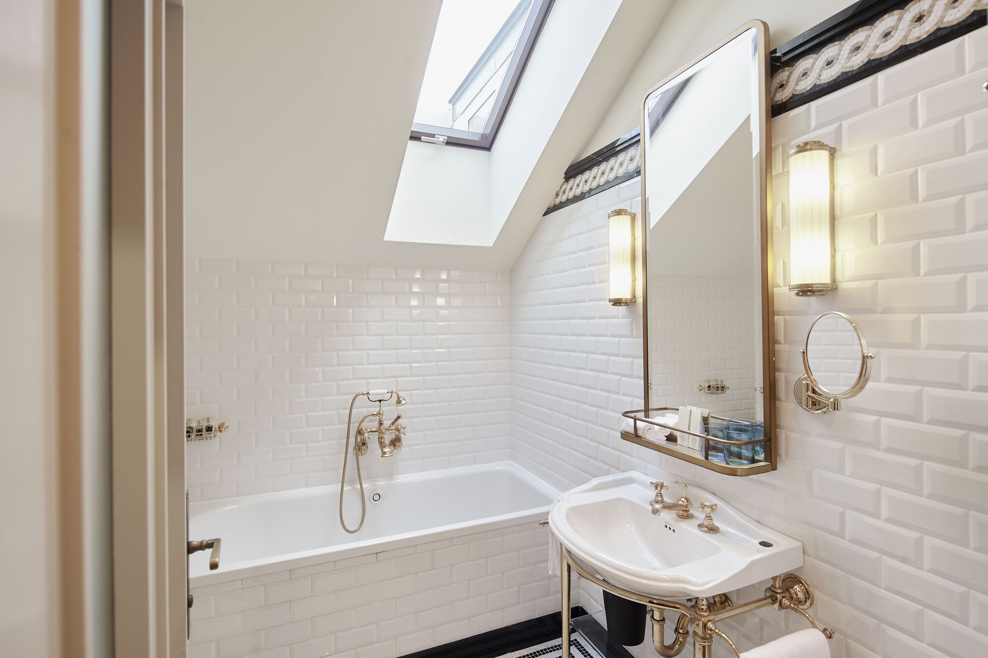 suite | minibar, in-room safe, desk, soundproofing