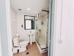 Habitación con 2 camas individuales | Baño | Secadora de cabello, bidet, toallas 