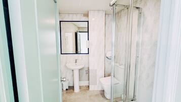 Een haardroger, een bidet, handdoeken