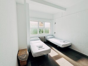 Twin Room | Free WiFi, bed sheets - MadVibes Hostel Gran Vía (Madrid)