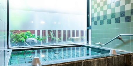 Combined shower/tub, deep soaking tub, free toiletries, hair dryer