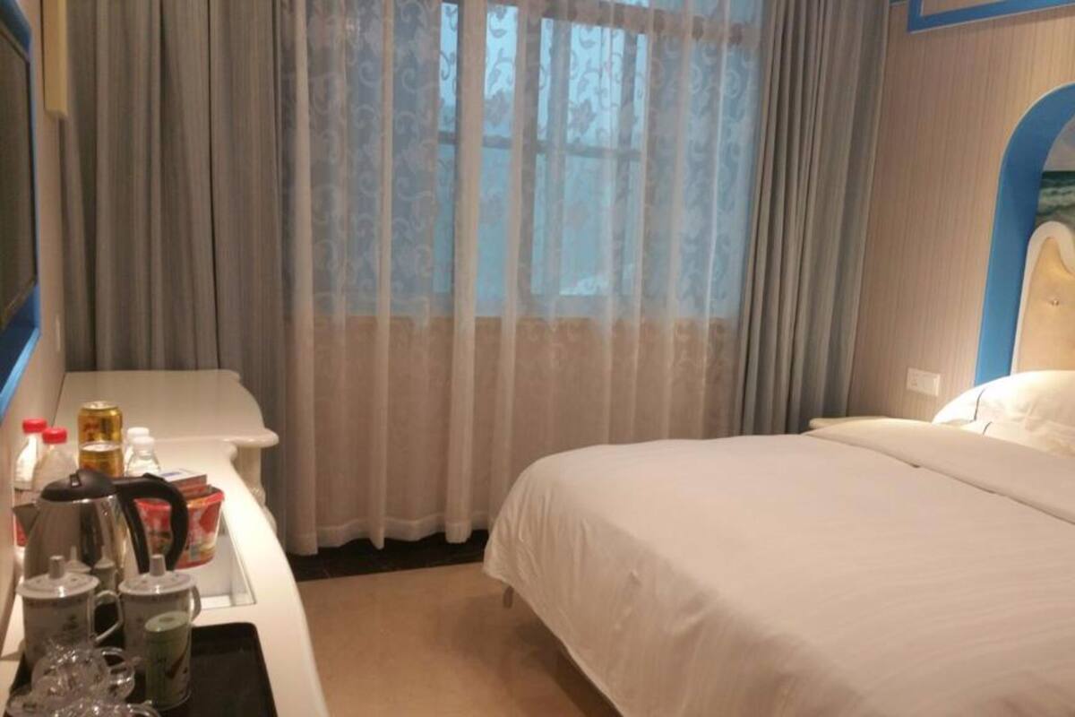 Quarto casal luxo | Cofres nos quartos, escrivaninha, cortinas blackout