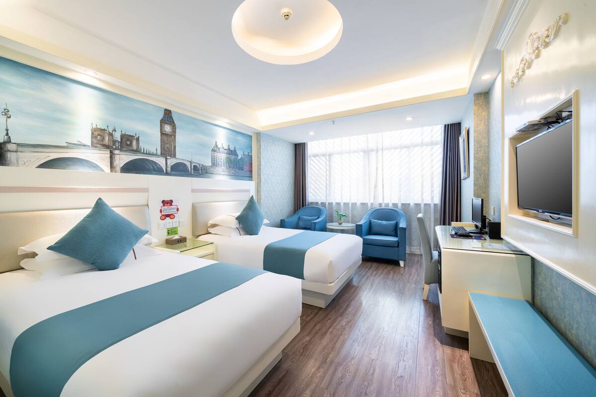 Quarto duplo empresarial | Cofres nos quartos, escrivaninha, cortinas blackout