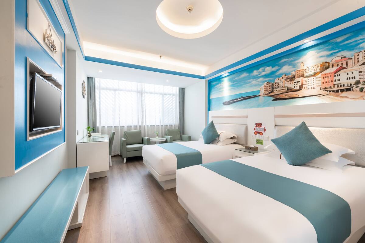 Quarto duplo luxo | Cofres nos quartos, escrivaninha, cortinas blackout