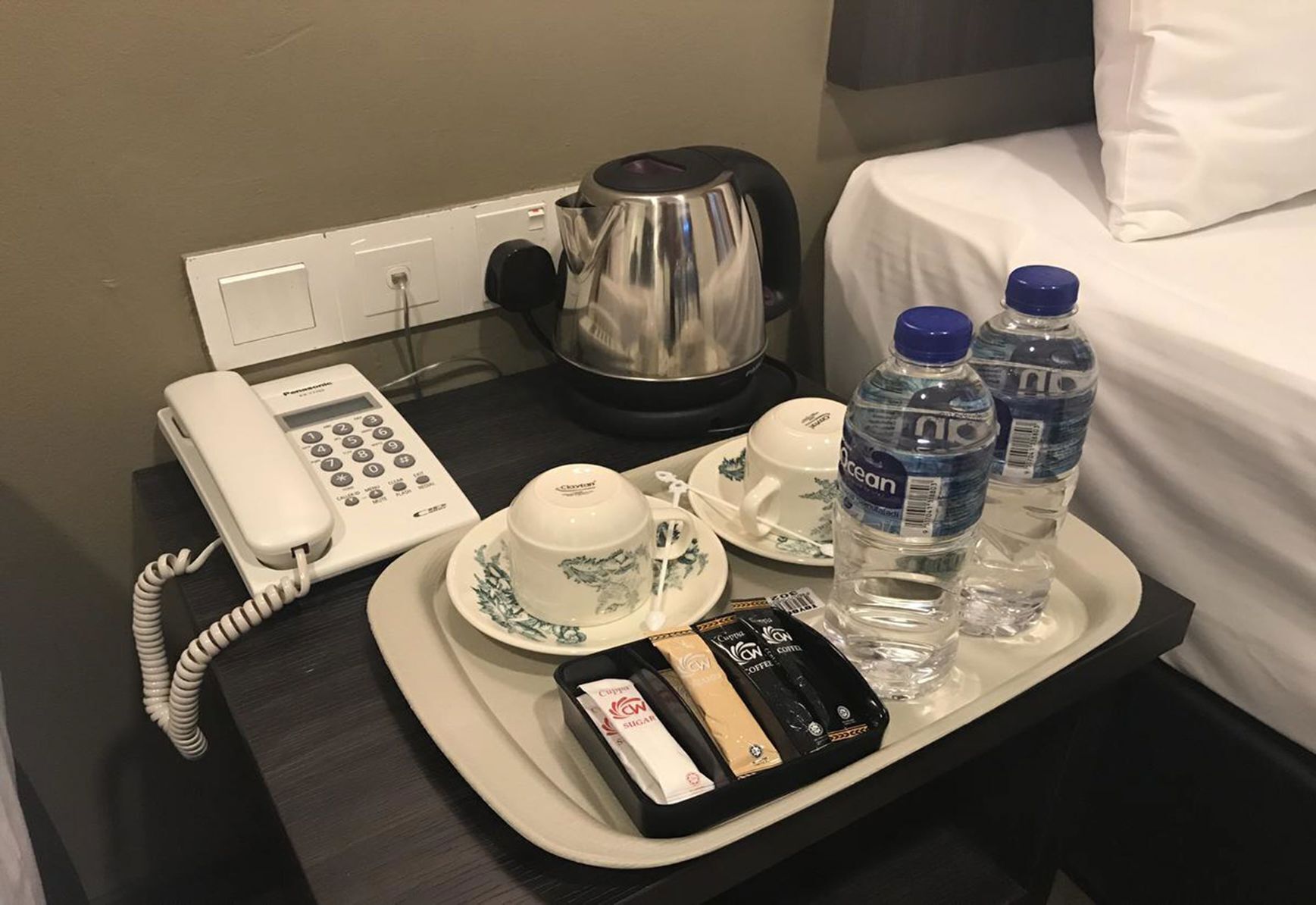 Tabla de planchar con plancha, wifi gratis, ropa de cama