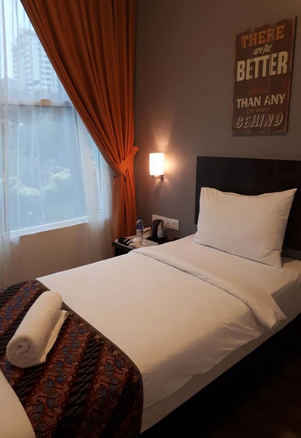 Tabla de planchar con plancha, wifi gratis, ropa de cama