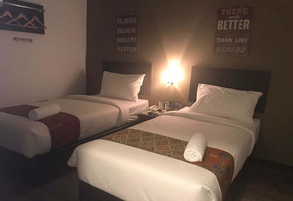 Tabla de planchar con plancha, wifi gratis y ropa de cama 