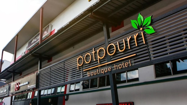 Ein Hotel namens „potpourri boutique hotel“ mit einem grünen Blatt-Logo.