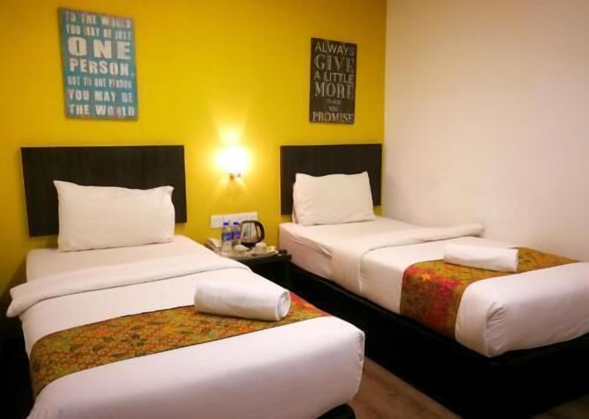 Tabla de planchar con plancha, wifi gratis, ropa de cama