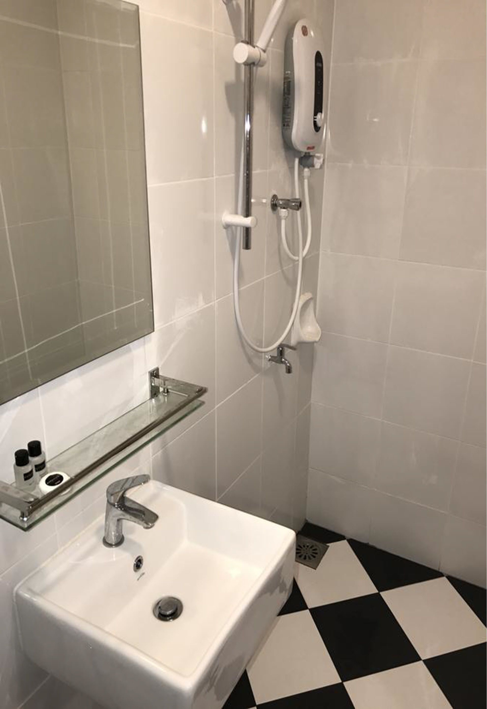 shower, free toiletries, hair dryer, bidet