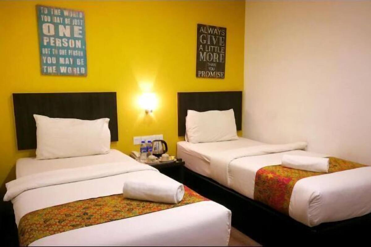 Tabla de planchar con plancha, wifi gratis, ropa de cama