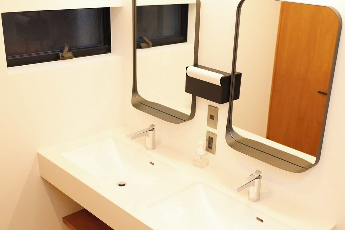 Ensemble douche/baignoire, articles de toilette gratuits, sèche-cheveux