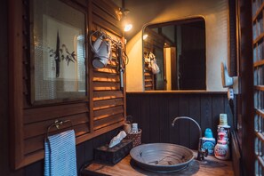 Combined shower/tub, free toiletries, hair dryer, slippers