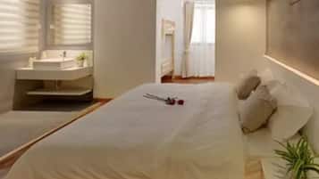 Quadruple Room(Chinese Citizen Only) | Desk, blackout curtains, free WiFi