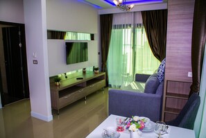 ทีวีจอแบน 42 นิ้ว พร้อมช่องเคเบิล, ทีวี