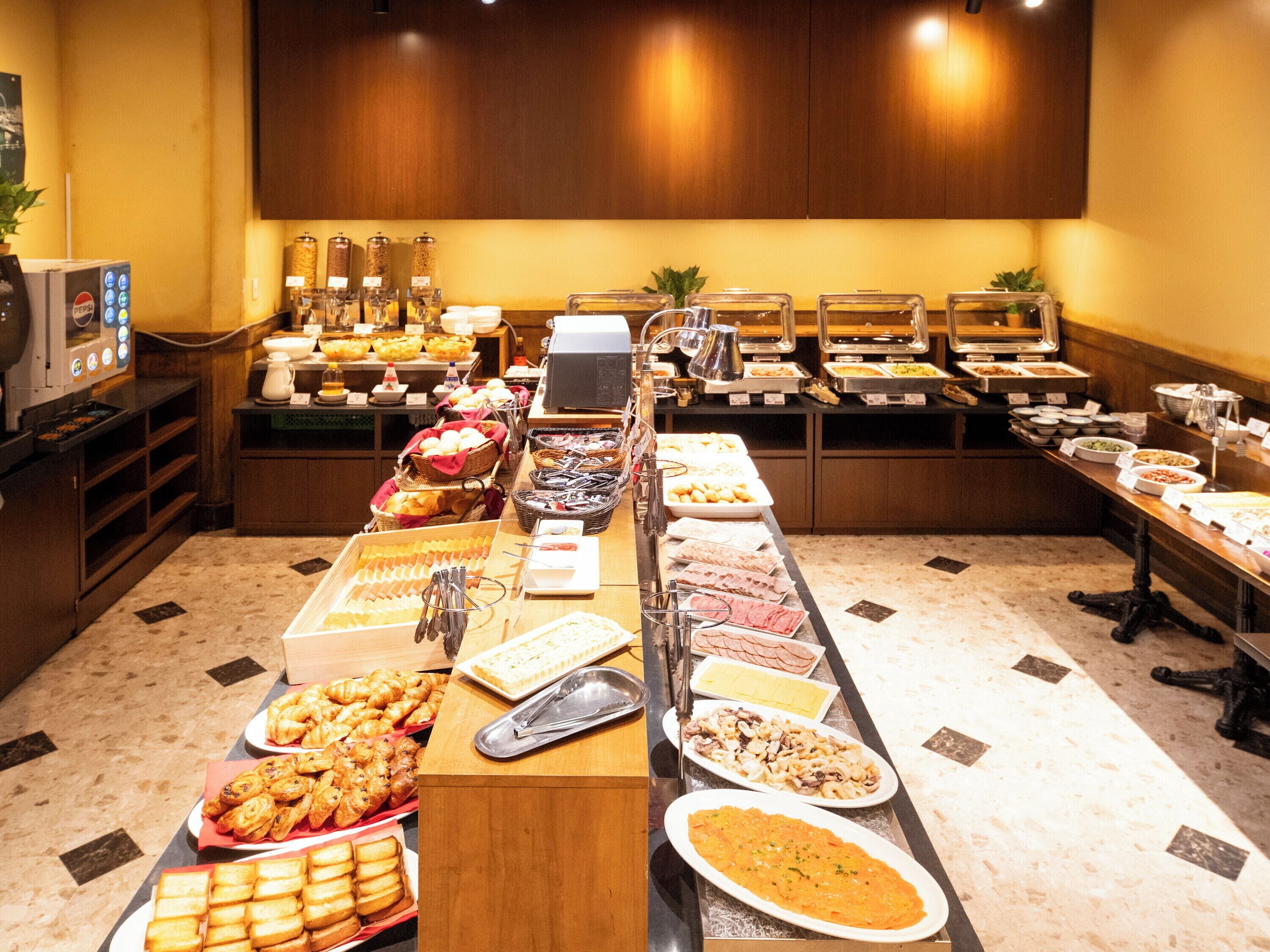 Un bufé con diferentes opciones de comida y una máquina de café.