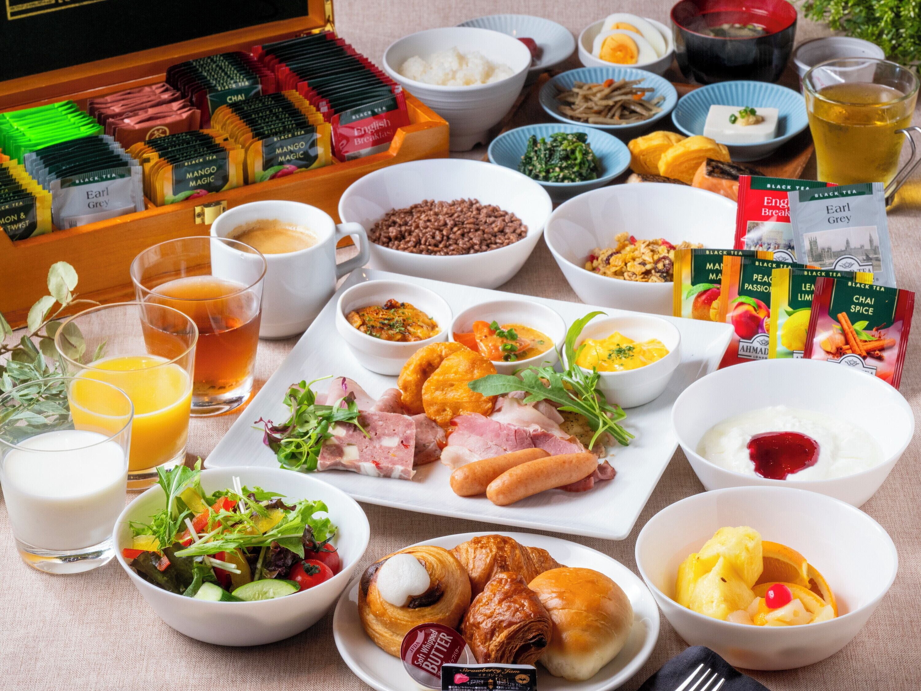 Un bufé de desayuno con distintos alimentos, bolsitas de té y bebidas.