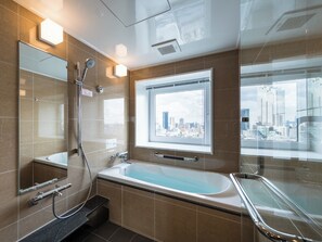 Deluxe-Zweibettzimmer, 2 Schlafzimmer, Nichtraucher | Badezimmer | Duschwanne, Komfortbadewanne, kostenlose Toilettenartikel, Haartrockner