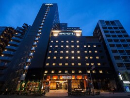 Un edificio de varios pisos con el letrero