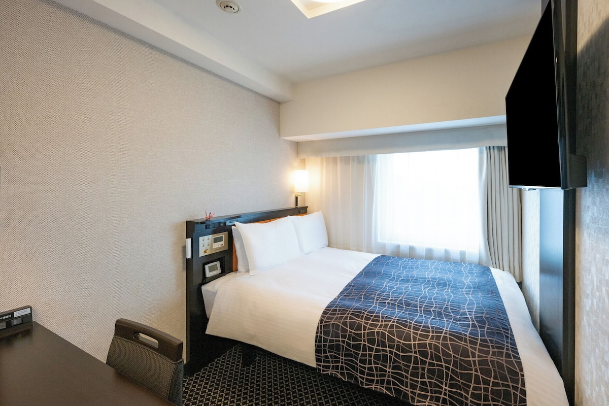 Down duvets, desk, blackout curtains, free WiFi