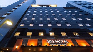 A modern building with the sign "APA HOTEL" prominently displayed. - APA Hotel & Resort Nishishinjuku Gochome Ekimae Tower (Tokyo)