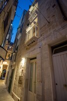 Facciata della struttura - sera/notte